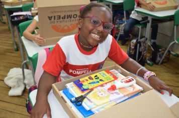 Crianças recebem kits escolares na volta às aulas da rede municipal de Pompeia