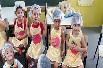 Crianças do cemei “sonho de criança” aprendem a preparar salada de frutas