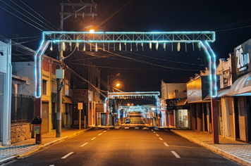 Ruas e praças começam a receber iluminação especial de Natal