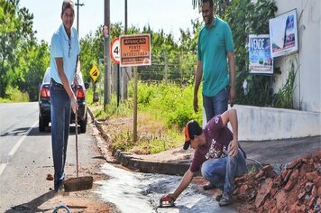 Obra de canalização de água pluvial visa preservar o asfalto do residencial borasca