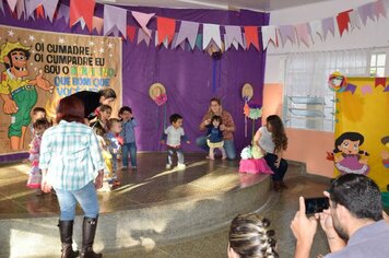 Crianças do berçário e do maternal I do CEMEI “Sonho” participam de sua primeira festa junina