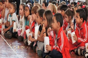 Secretaria de educação de pompeia promove ‘cine infantil’
