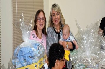 Prefeita tina realiza entrega do primeiro lote de cestas de bebês