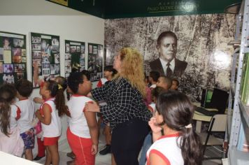 Explorando o Passado: Crianças da Escola Emef Carmelino José Dalsente Visitam o Memorial Dr. Paulo Vicente de Azevedo em Paulópolis 