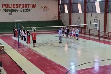 Rede Municipal investe em atividades extracurriculares de futsal e vôlei para crianças de 5 a 12 anos