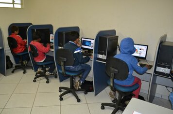 Escolas recebem doação de 50 computadores novos e jogos educativos são instalados