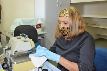 ECAP confecciona máscaras e jalecos para profissionais da saúde e da assistência social