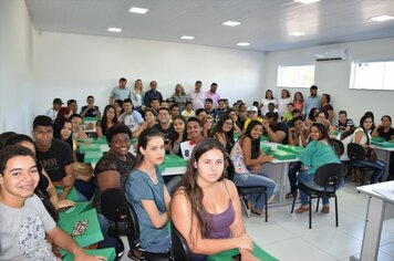 Prefeita Tina Januário lança curso gratuito de qualificação para jovens recém-formados