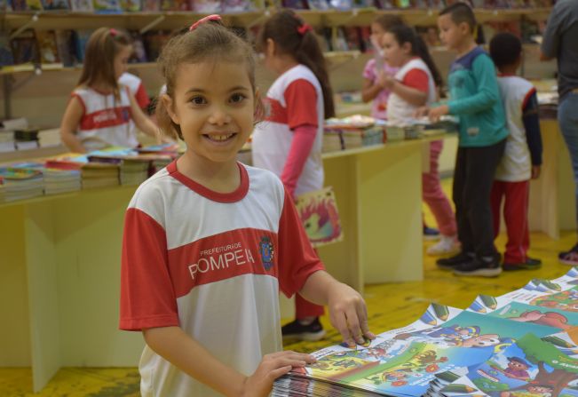 Alunos da rede municipal visitam a Feira do Livro
