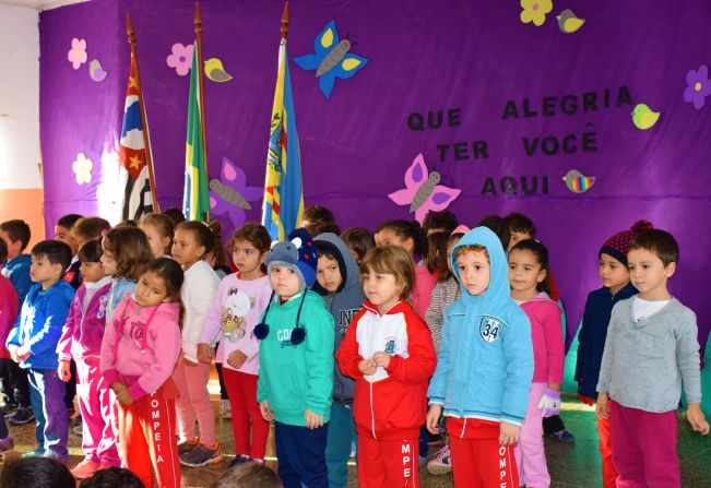 Crianças do CEMEI “Sonho” cantam em inglês durante momento social 
