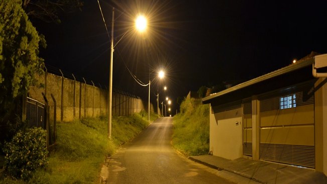 Prefeitura providencia iluminação da rua Sérgio Maranho