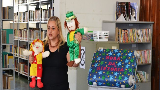 Biblioteca municipal recebe alunos do tempo integral da emef de pompeia