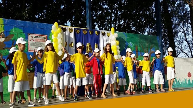 Crianças da rede municipal prestam homenagens aos pais