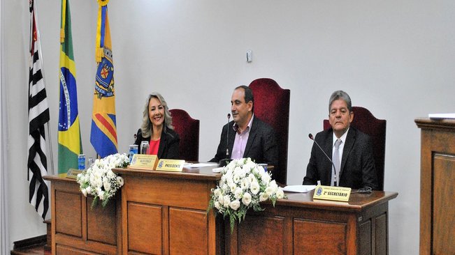 Prefeita tina e vice frança participam de solenidade na câmara em comemoração aos 89 anos de pompeia