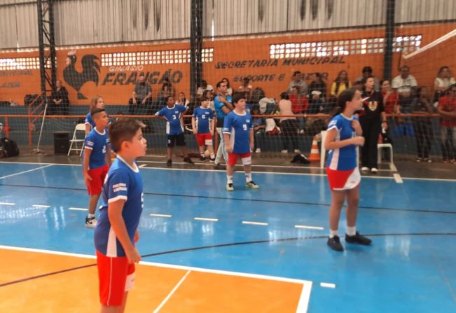 Crianças da EMEF de Pompeia conquistam vitórias no primeiro festival de Voleibol da Liga “Amar Vôlei”