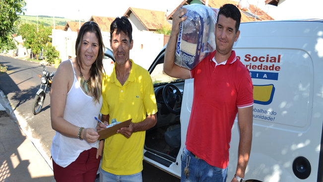 Fundo social visita residências para entrega de cestas básicas