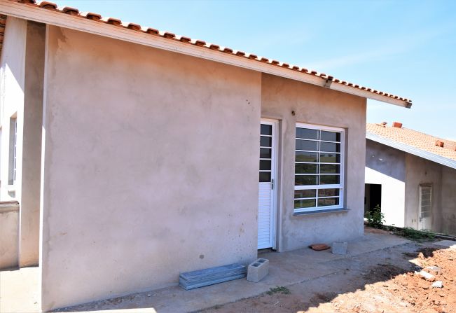 50 casas da CDHU em Paulópolis já recebem pisos, portas e janelas