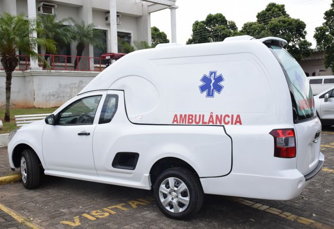 Prefeita Tina entrega nova ambulância ao DHS
