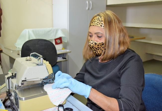 ECAP confecciona máscaras e jalecos para profissionais da saúde e da assistência social